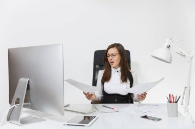 Güzel çapraşık yorgun ve beyaz arka plan üzerinde ışık Office belgeleri ile çağdaş bilgisayarda çalışan brown-iş kadın takım elbise ve masa başında oturan gözlük stres