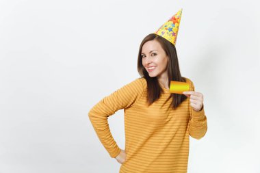 Güzel gülümseyen beyaz genç mutlu kadın sarı giysili, doğum günü parti şapkası kutlama tatil beyaz zemin üzerine altın kredi kartı tutmak için reklam izole. Metin için yer.