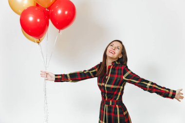 Güzel beyaz genç mutlu kadın uzun ekose elbise Balonlu utangaç çekici gülümseme, kırmızı, sarı altın, beyaz arka planda izole doğum günü kutluyor damalı. Tatil, parti konsept.