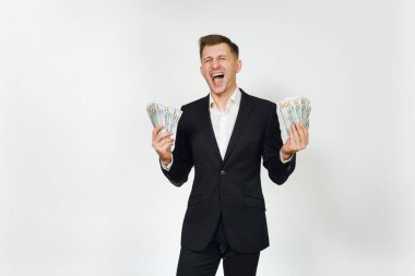 Siyah takım elbise kendimi içinde genç başarılı yakışıklı zengin iş adamı