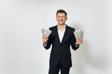 Siyah takım elbise kendimi içinde genç başarılı yakışıklı zengin iş adamı