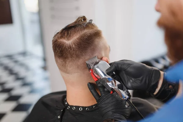 Close up of male professional hairdresser serving client by clip — Stock Photo, Image