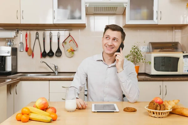 Bello giovane uomo d'affari in camicia a quadri fare colazione, sedersi — Foto Stock