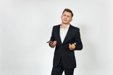 Genç üzgün endişeli iş adamı siyah takım elbise kendimi içinde söz konusu.