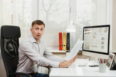 Çapraşık şok ve stressiz bir iş adamı th oturan gömlek