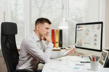 Ciddi ve dalmış iş adamı masada oturan gömlek,