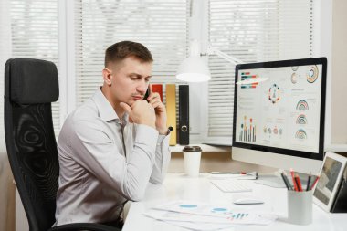 Ciddi ve dalmış iş adamı masada oturan gömlek,