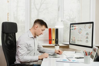 Masada oturan gömlek şok ve çapraşık iş adamı 