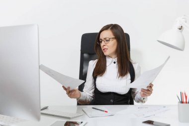 Güzel çapraşık yorgun ve beyaz arka plan üzerinde ışık Office belgeleri ile çağdaş bilgisayarda çalışan brown-iş kadın takım elbise ve masa başında oturan gözlük stres