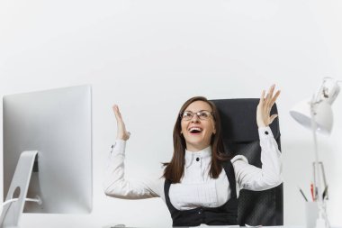 Bilgisayar başında modern monitör ve Office belgeleri ile çalışma, başarı sevindirici, beyaz arka planda, kopya alanı reklam için el ele tutuşarak masa başında oturan gülümseyen iş kadını
