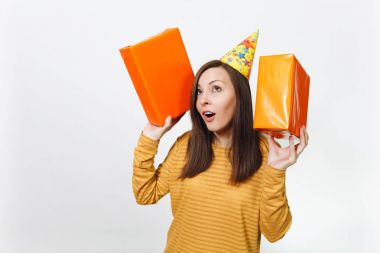 Güzel beyaz eğlenceli kutluyor ve reklam için izole beyaz arka plan üzerinde tatil keyfini mutlu kadın sarı giysili turuncu hediye kutuları ile mevcut, holding doğum günü parti şapkası.