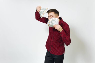 Beyaz genç mutlu busin yakışıklı neşeli pozitif memnun