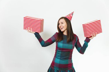 Beyaz eğlence genç gülümseyen güzel ekose elbise ve doğum günü parti şapkası iki hediye ile mutlu kadın mevcut kutuları, kutlama ve reklam için izole beyaz arka plan üzerinde tatil keyfini.