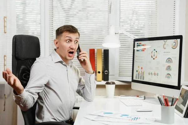 Σοβαρή άγχος θυμωμένος άνθρωπος των επιχειρήσεων στο πουκάμισο που κάθεται στο γραφείο, — Φωτογραφία Αρχείου