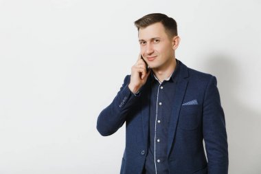 Yakışıklı beyaz genç iş adamı mavi Klasik takım elbise, gömlek cep telefonda konuşurken hoş sohbet, beyaz arka plan üzerinde izole yürütmektedir. Yöneticisi, işçi. Kopya alanı reklam için
