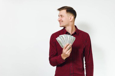 Yakışıklı neşeli pozitif beyaz şanslı genç mutlu memnun