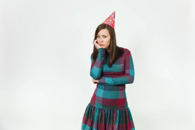 Tatil hediye için reklam izole beyaz arka plan üzerinde olmadan kutlayan güzel beyaz genç üzgün sıkıntılı kadın ekose elbise ve doğum günü parti şapkası uzun kahverengi saçlı.