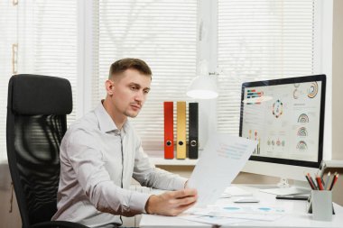 Ciddi ve dalmış iş adamı masada oturan gömlek,