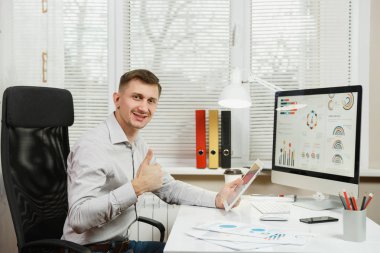 Danışma, gösteri oturan gömlek gülümseyen yakışıklı iş adamı