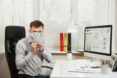 Resepsiyon tabanca oturan gömlek gülümseyen yakışıklı iş adamı