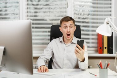 Çalışma ile modern sınıf başkanı bilgisayar, ışık office belgelerinde, sorunlarını, Masa başında oturan gömlek konuşmak, küfür ve üstünde hareket eden telefon, çığlık ciddi kızgın stres iş adamı çözme.