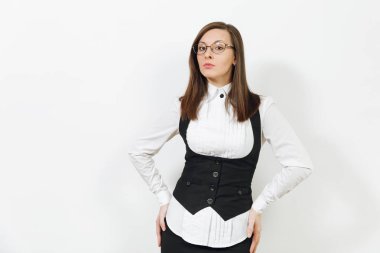 Güzel mutlu beyaz genç gülümseyen Brown-iş kadın siyah takım elbiseli, beyaz arka plan üzerinde beyaz gömlek ve gözlük kamera seyir izole. Yöneticisi veya işçi. Kopya alanı reklam için.