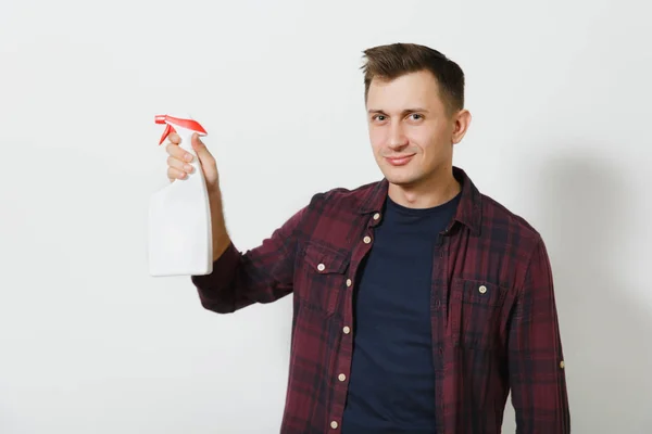 Studio ritratto di bel caucasico sorridente giovane uomo in camicia con pulitore spruzzatore bottiglia bianca isolato su sfondo bianco. Copia spazio per pubblicità. Con spazio per il testo. Concetto di pulizia — Foto Stock