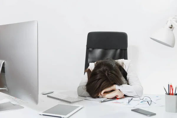 Bela cansado perplexo e estresse de cabelo castanho mulher de negócios i — Fotografia de Stock