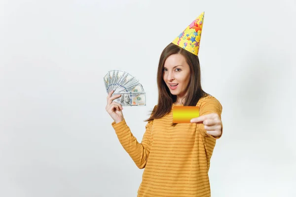 Καυκάσιος ευτυχισμένη γυναίκα με κίτρινα ρούχα, καπέλο πάρτι γενεθλίων κρατώντας wad των μετρητών χρημάτων, Χρυσή πιστωτική κάρτα, γιορτάζει Διακοπές σε λευκό φόντο απομονωθεί για διαφήμιση. Νικητής με δολάρια — Φωτογραφία Αρχείου