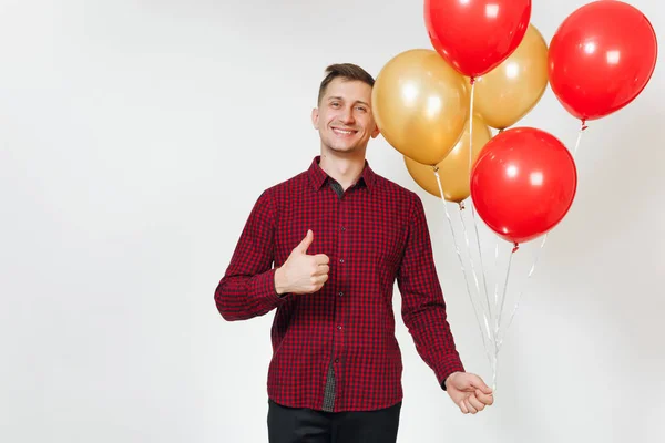 Красивый веселый улыбающийся молодой счастливый человек в красной клетчатой рубашке с желе — стоковое фото