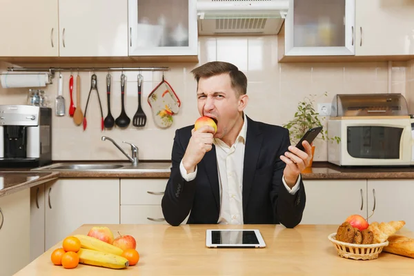 Bello giovane uomo d'affari in giacca e cravatta, camicia, fare colazione, si — Foto Stock