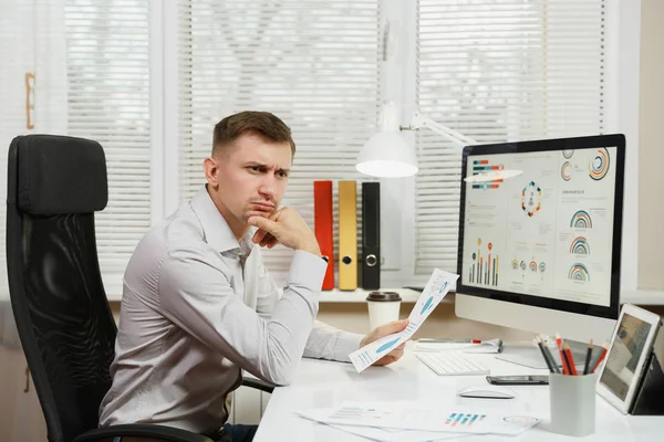 Ernstige en verdiept zakenman in shirt zitten aan de balie, — Stockfoto