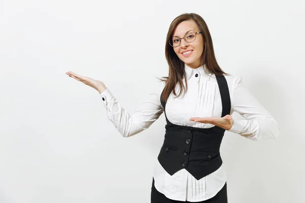 Vackra vita unga leende brown-hår affärskvinna i svart kostym, vit skjorta och glasögon pekar händerna åt sidan isolerade på vit bakgrund. Manager eller arbetare. Kopiera utrymme för reklam. — Stockfoto