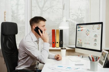 Ciddi ve dalmış iş adamı masada oturan gömlek,