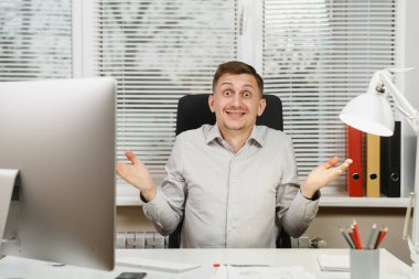 Çapraşık şok ve çalışma ile modern sınıf başkanı bilgisayar, pencere arka plan üzerinde ışık office belgelerinde, eller, yayılan iş adamı masa başında oturan gömlek stres. Yöneticisi veya alt.