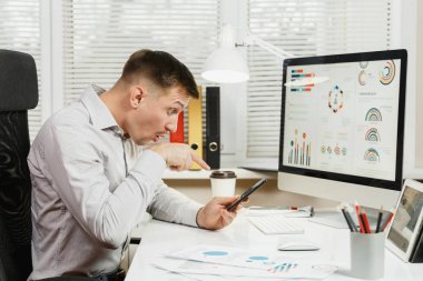 Çapraşık şok ve stressiz bir iş adamı th oturan gömlek