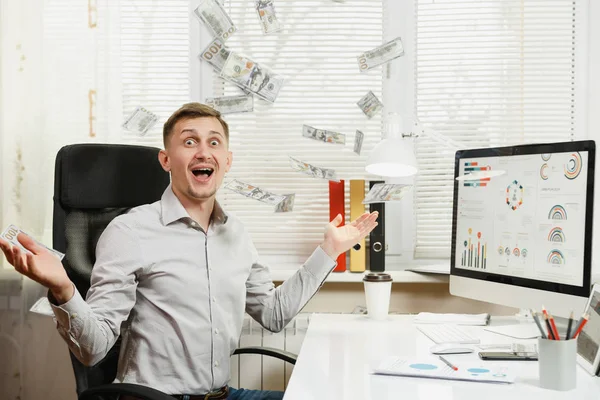 Guapo hombre de negocios sonriente en camisa sentado en el escritorio, thro —  Fotos de Stock