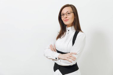 Güzel beyaz genç beyaz arka plan üzerinde siyah takım elbise, beyaz gömlek ve gözlük geçti elele gülümseyen brown-iş kadın izole. Yöneticisi veya işçi. Kopya alanı reklam için.