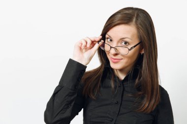 Güzel mutlu beyaz genç gülümseyen Brown-iş kadın siyah klasik gömlek ve beyaz arka plan üzerinde izole gözlük kapatın. Yöneticisi, işçi, öğrenci. Kopya alanı reklam için.