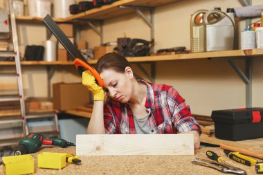 Güzel üzgün beyaz genç kahverengi saçlı kadın ekose sh yorgun