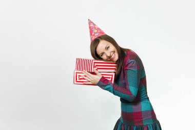 Beyaz eğlence genç gülümseyen güzel ekose elbise ve doğum günü parti şapkası iki hediye ile mutlu kadın mevcut kutuları, kutlama ve reklam için izole beyaz arka plan üzerinde tatil keyfini.