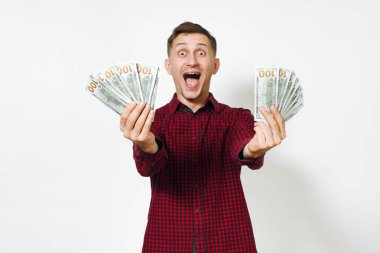 Yakışıklı neşeli pozitif beyaz şanslı genç mutlu memnun