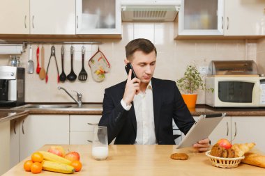 Yakışıklı genç iş adamı takım elbise, gömlek, Kahvaltı, si