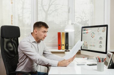 Çapraşık şok ve stressiz bir iş adamı th oturan gömlek