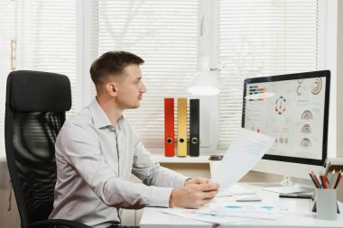 Ciddi ve dalmış iş adamı masada oturan gömlek,