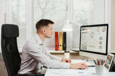 Ciddi ve dalmış iş adamı masada oturan gömlek,