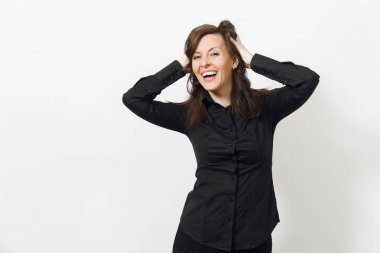Beyaz arka plan üzerinde beyaz genç gülümseyen brown-iş kadın siyah klasik gömlek ve etek saç eliyle tutarak izole güzel eğlenceli. Yöneticisi veya işçi. Kopya alanı reklam için.