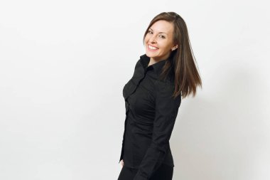 Güzel eğlenceli beyaz arka plan üzerinde beyaz genç gülümseyen brown-iş kadın siyah klasik gömlek ve etek kamera seyir izole mutlu. Yöneticisi veya işçi. Kopya alanı reklam için.