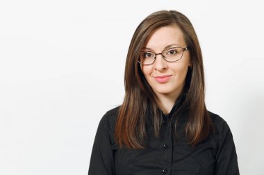 Güzel mutlu beyaz genç gülümseyen Brown-iş kadın siyah klasik gömlek ve beyaz arka plan üzerinde izole gözlük kapatın. Yöneticisi, işçi, öğrenci. Kopya alanı reklam için.