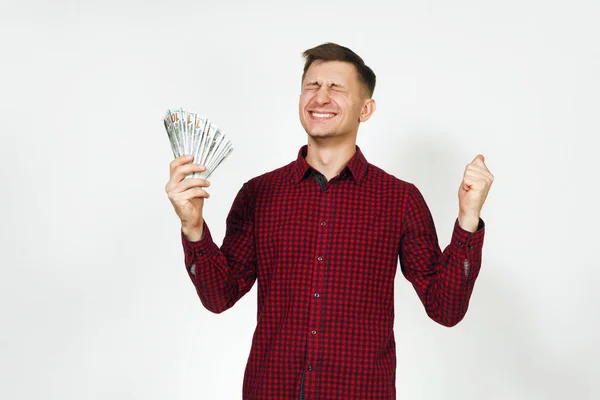 Guapo alegre positivo satisfecho caucásico afortunado joven feliz —  Fotos de Stock